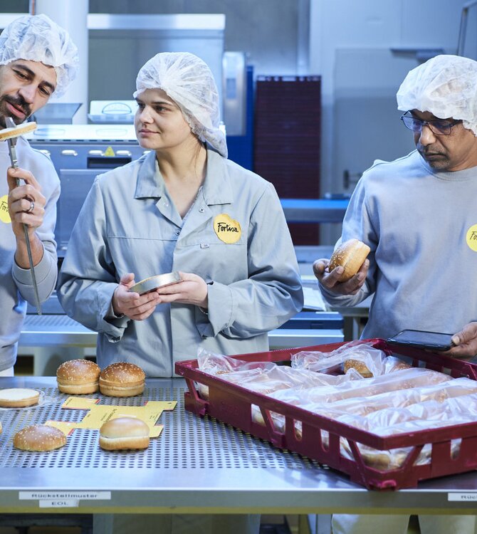 Trois employés de Fortisa dans la boulangerie 