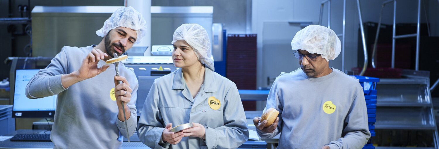 Drei Fortisa Mitarbeitende in der Bäckerei 