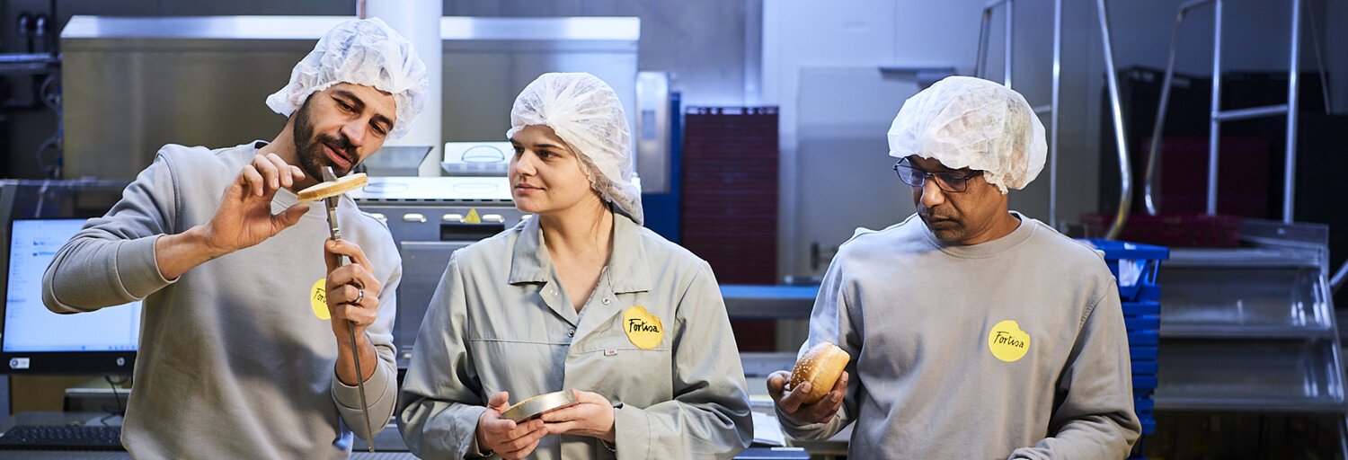 Drei Fortisa Mitarbeitende in der Bäckerei 