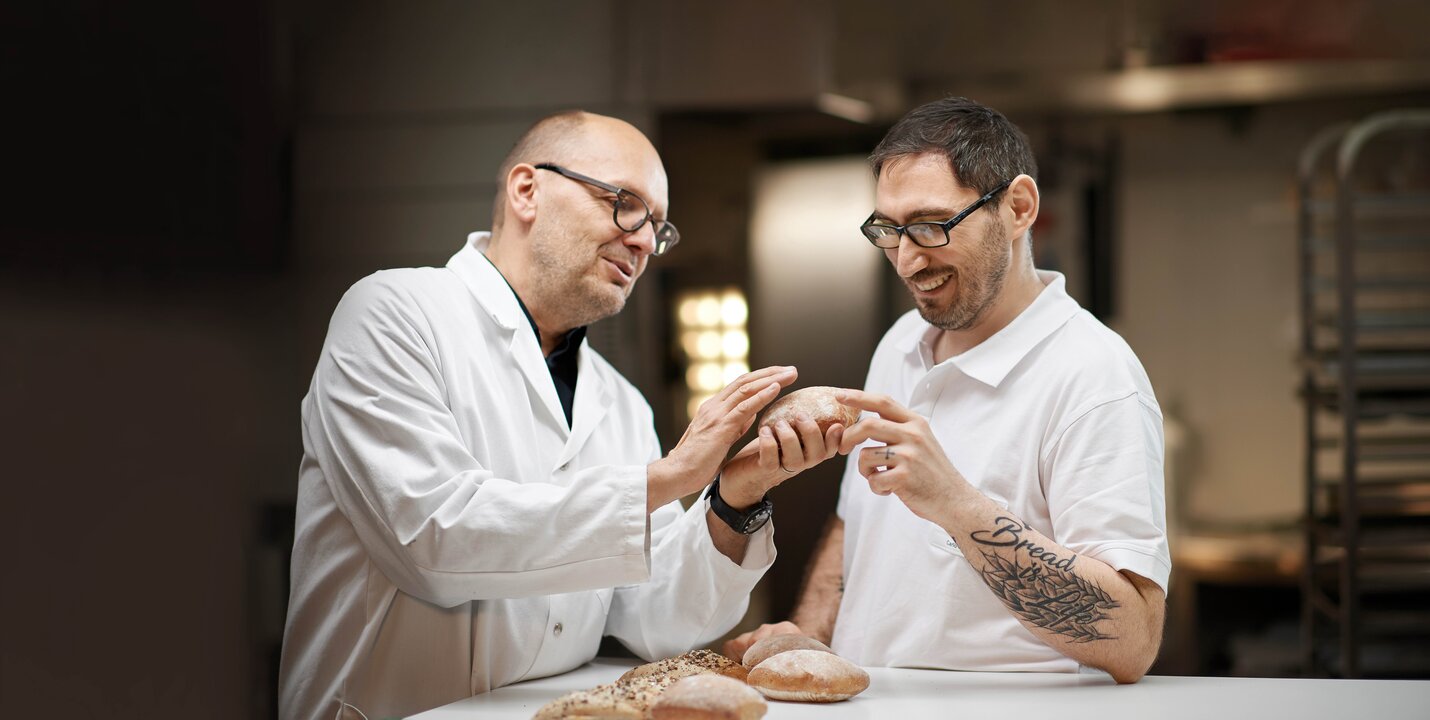 Vincent Lebet et Carlo Pica dans le laboratoire de boulangerie