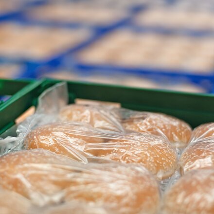 Kleine Brötchen im grossen Stil Abgepackte Brötchen