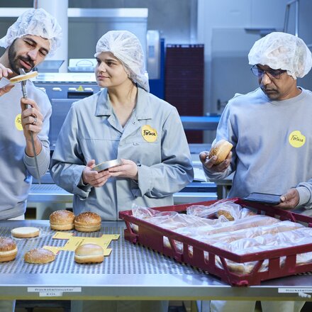 Drei Fortisa Mitarbeitende in der Bäckerei 