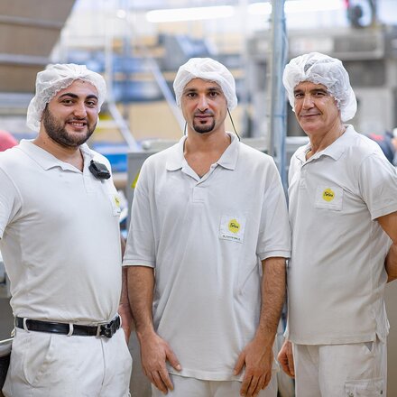 Drei Fortisa Mitarbeitende in der Bäckerei 