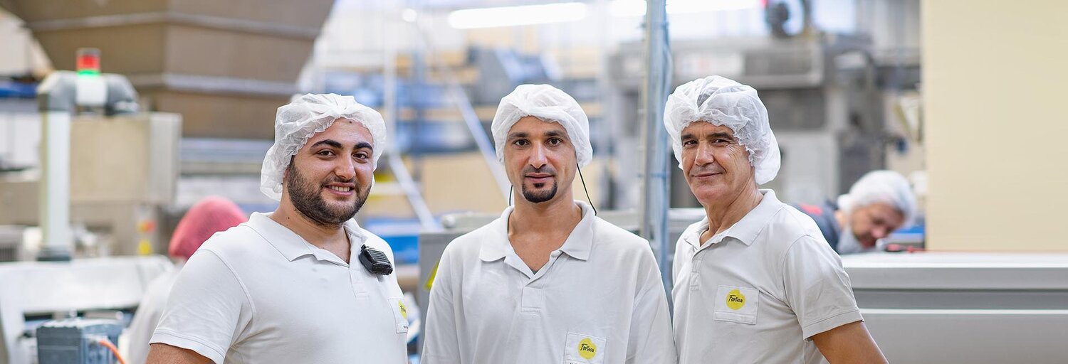 Drei Fortisa Mitarbeitende in der Bäckerei 