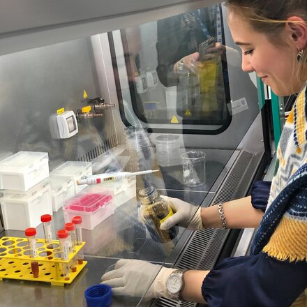 Travail dans le laboratoire de boulangerie de Fortisa 